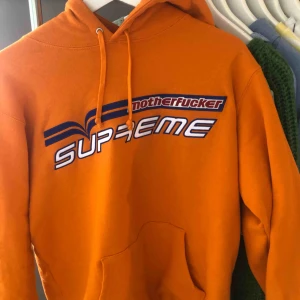  - En supreme hoodie som köptes i supreme butiken i New york i Juli. Jätte bra cond. Kvitto och påse finns 