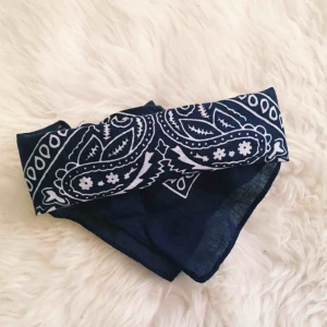  - Bandana. Bra skick. Kommer ifrån ett djurfritt och rökfritt hem💖