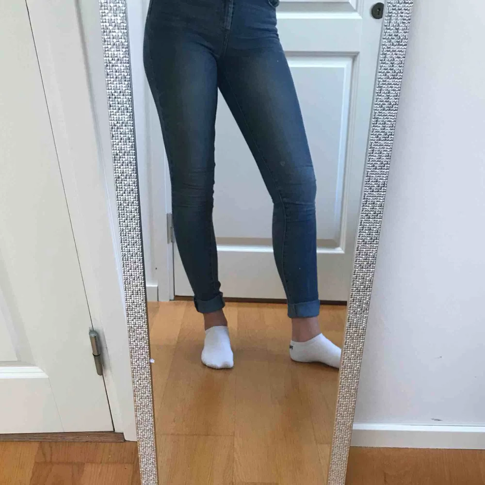 Ett par High Rise Skinny Levis byxor i mycket bra skick. Sälje pga för små. Frakt tillkommer.. Jeans & Byxor.