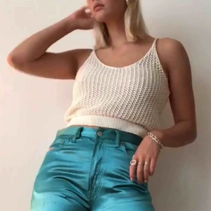  - Stickad linne, använd fåtal gånger, inte alls genomskinlig trotts dess håliga mönster. 