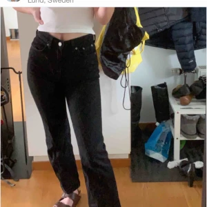  - Weekday byxor svart voyage strl 24/28 sitter jätte fint