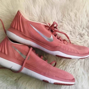  - Knappt använda skor. Kommer ifrån ett rökfritt och djurfritt hem💖