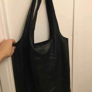  - Fin och rymlig väska från Blå Gungan i Gamla stan Stockholm, unik och handgjord. Äkta, mjukt läder. Två praktiska innerfack med dragkedja. 