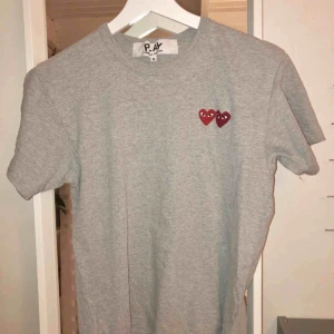  - Säljer denna superfina Comme des Garcons t-shirt då jag har två och inte får användning för denna. Jättefint skick då jag knappt använt den. Strl S, men passar även bra på XS då jag är mellan XS och S. 500 kr inkl frakt🥰🥰