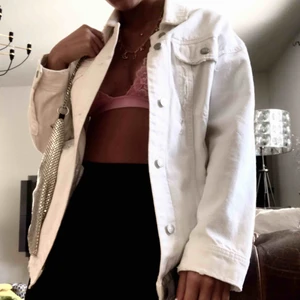  - Knappt använd stilren jeansjacka köpt från Zara!!! Använd 3 endast 3 gånger vilket innebär att den är helt i nyskick 🖤✨Postar gärna men möts också upp i Malmö om det önskas :)