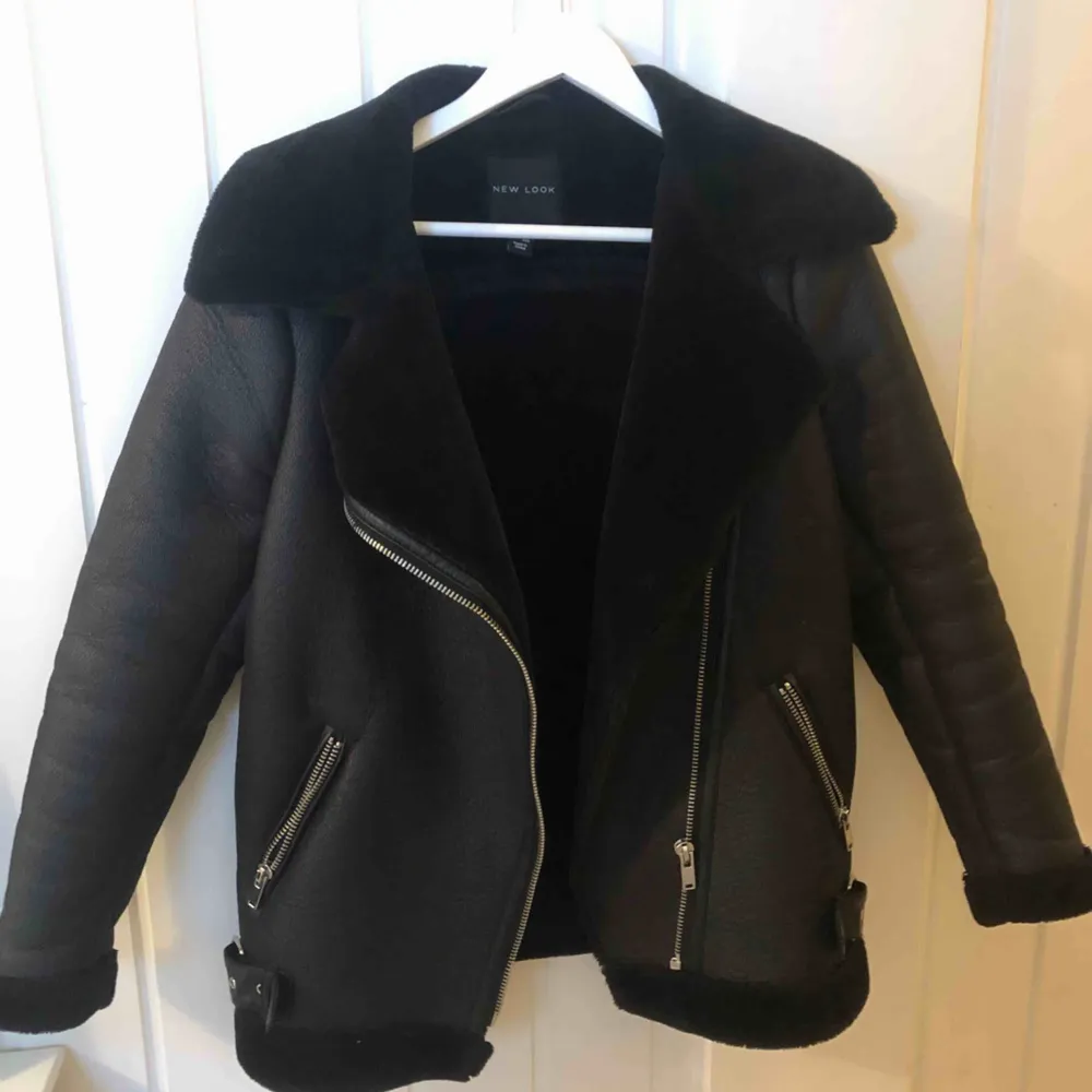 En biker jacket från New Look som köpte i vintras men användes bara några få gånger, extremt bra skick. Köptes för 999:-, Frakten blir 65 kr och då är det spårbart också. Jackor.