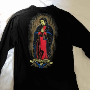  - Långärmad T-shirt från Santa Cruz med stort märke på ryggen. Storlek M men passar S. Mycket sparsamt använd.