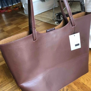  - Aldrig använd brun väska från Åhléns 