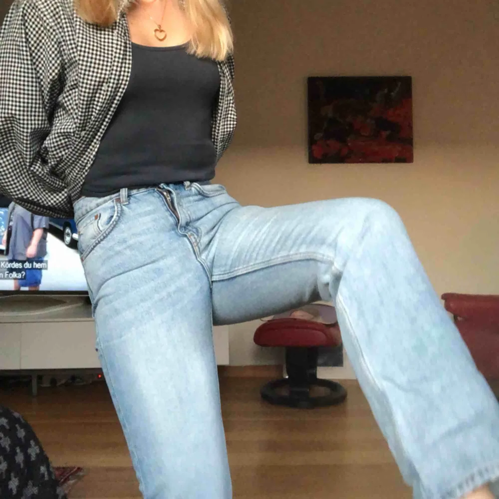 Jeans från weekday i modellen ”voyage”. Lite mom-jeans fit, verkligen superfina men tyvärr har de blivit lite små så nu måste de tyvärr gå vidare👖skulle nog säga att dessa passar på en person som vanligtvis har storlek XS/S. Jeans & Byxor.