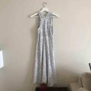  - Vit och svart klänning från stories. Till mitten av vaderna i längd med ett knytenas i midjan. 