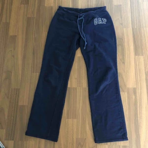 Gap - Ett par super sköna mjukisbyxor med raka ben från GAP. Sitter som en smäck! Storlek S men skulle passa XS och M bra också eftersom de är stretchiga. 💞😍 frakt inte inräknat 😊