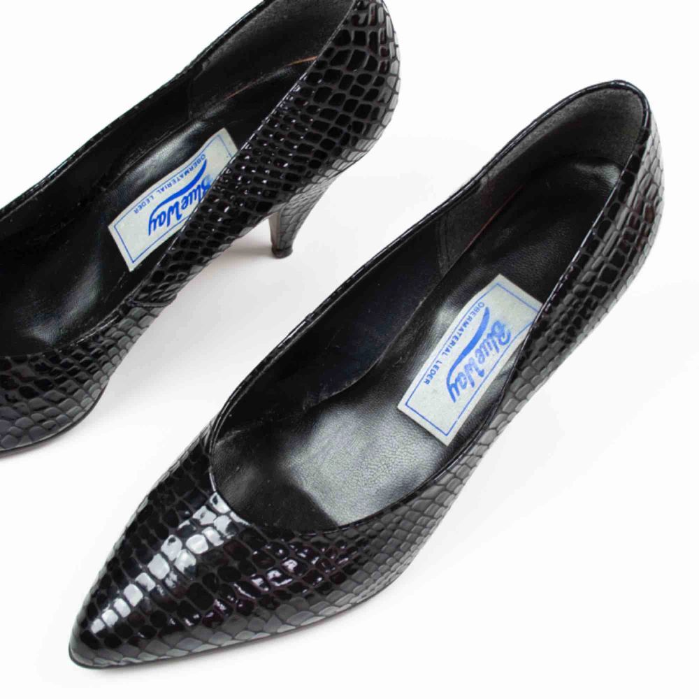 Vintage 80s leather pointy toes pumps heeled shoes snake/crocodile skin pattern in black We glued the shoe insert to the sole SIZE Label missing, fit best full EUR 39-39.5 Model: 176/38-39 shoes Measurements: foot: 26 cm heel height: 7.5 cm. Skor.