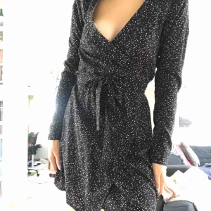  - Säljer denna helt oandvända wrap dressen ifrån hm. Den har ej kommit till användning. Köparen står för frakt, spårbar eller ej väljer du själv prisskillnad. Skriv om du vill veta:) strl34🌸🌸🌸