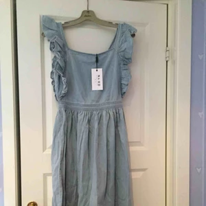  - Blå jeansaktig klänning från NAKD. Prislappen är kvar och den är aldrig använd. Frakt ingår i priset.