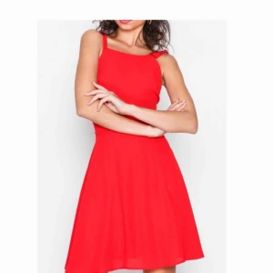  - Röd jättesöt sommarklänning från Nelly! Storlek 42, men passar bra på en normal medium. Aldrig använd utan bara testad, alla lappar finns kvar 