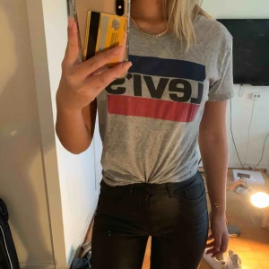  - Jättefin grå Levis tröja 💕  Frakt ingår ej!