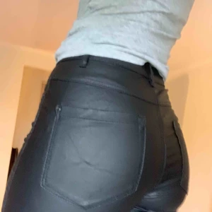  - Fake-skinn byxor från ONLY 💕  Frakt ingår ej!