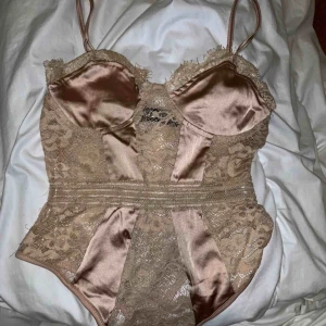  - Beige body, aldrig använd. Säljs pga förliten! Frakt tillkommer:)