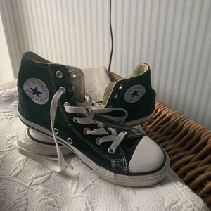  - Priset ingår frakt! Jätte fina converse! Har en liten slitning på sidan (se bild 3) men inget stort.