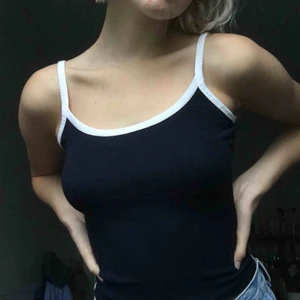  - Ribbat linne från weekday i mörkblått med vita ”utkanter”. Xs men passar S med. Frakt tillkommer! Tänk på att det är först till kvarn - snabb affär garanterar att varan blir din. 