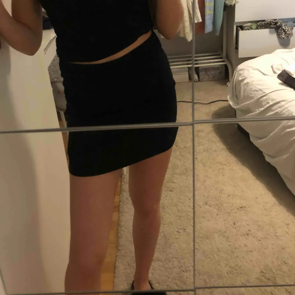 Kort svart tight kjol, jättefin och passar perfekt till fest!. Kjolar.