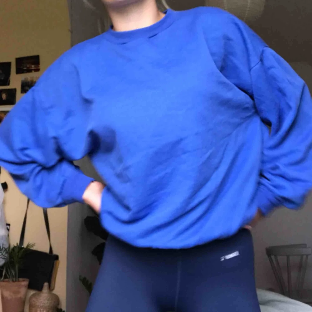 Asball blå sweatshirt köpt på humana. Perfekta fiten! Har själv storlek XS-S, skulle säga att den passar de flesta beroende på hur man vill att den ska sitta. 🥰. Tröjor & Koftor.