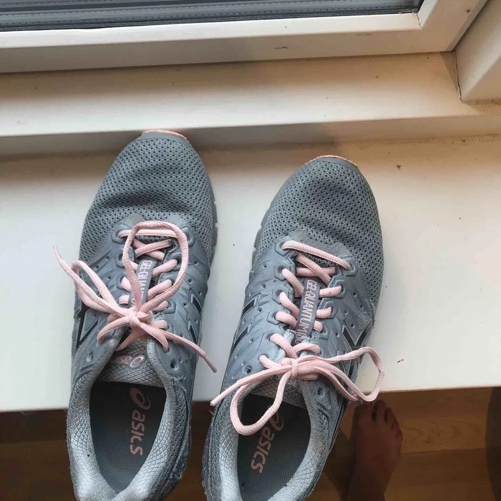 Jättefina gråa asics skor. Modellen heter Gel-QUANTUM180 vilket gör att de har en geleiga sula som ska vara mindre slitsam för fot och knä  säljer dom pga fel storlek Har använt dem ett par gånger men är i generellt bra skick. . Skor.