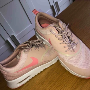 Nike air max thea  - Nike air max thea strl 39. Köpta för 1200 men kommer inte till användning. Använt dom två gånger så de är i absolut nyskick. +frakt 