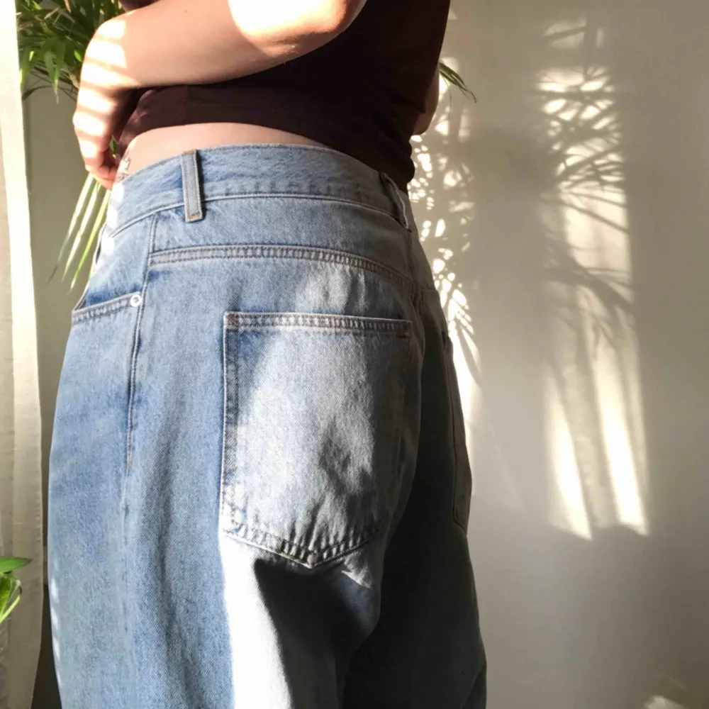 Knappt använda Weekday jeans i modellen rail och färg Miami blue  ÄLSKAR DOM! Men en storlek förstora för mig!  . Jeans & Byxor.