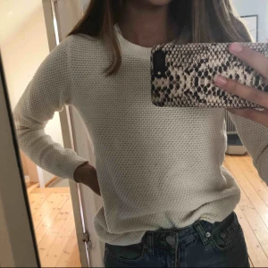 - Vit stickad tröja, långärmad. Mysig att ha på sig och passar typ till allt. Använd ett fåtal gånger. Köparen står för frakt💗