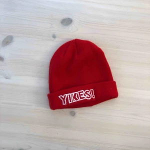  - Yikes mössa röd, köpt på Chris Brown konsert. Använd 1 gång så mycket bra skick. Köpare står för frakt eller hämtar själv i Västervik:)
