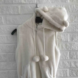  - Gullig Björn väst, funkar för dem mest några större storlekar, säljer många av mina kläder jag hade som liten men dom flesta är i bra skick