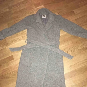  - Kappa i ullmaterial från Cubus. Passar perfekt nu i höst! Stor XS så passar även S