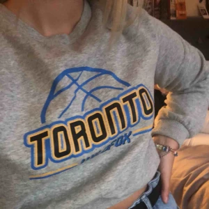  - Fin tröja med resår i midjan. Använd ett fåtal gånger därav det låga priset. 