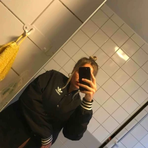  - Adidas originals jacka! Använt endast 3 gånger, måste sälja kläder pga flytt!