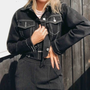  - Croppad jeansjacka med vita detaljer. Jätte snygg men kommer inte till användning så mycket.. passar både XS och S. Fraktar :)