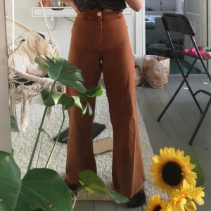  - Ett par jätte fina jeans ifrån Zara. Mina favorit jeans innan dom blev för stora:( så sjukt snygga! Ett hål på varsin sida av fickorna men det är inget som syns alls!  Se på bild 3. Köparen står för frakten❤️