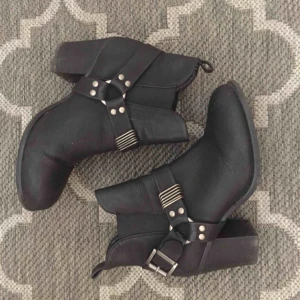  - Ankelboots från Dinsko i strl 40. Använt skick. Perfekta både till jeans och klänning, vardag eller fest då klackarna är så där lagom höga 👌 Kommer bara inte till användning hos mig så hoppas kunna hitta en ny ägare 💕👡  📬 Frakt 72 kr