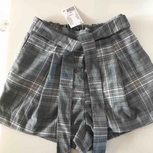  - Fina shorts med fickor och knytning fram. Oanvänd. Ordinarie pris 149kr
