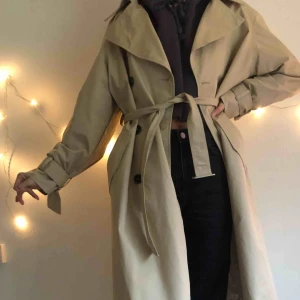  - Ljusbeige aldrig använd kappa! Skitsnygg nu till hösten! Köparen står för frakt💘 de är storlek M men skulle säga att alla mellan s/m/L kan ha den!