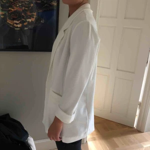  - Trendig vit kavaj som passar till allt, aldrig använd 