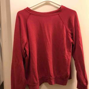 Hallonröd tröja köpt secondhand, jättefin färg 😊