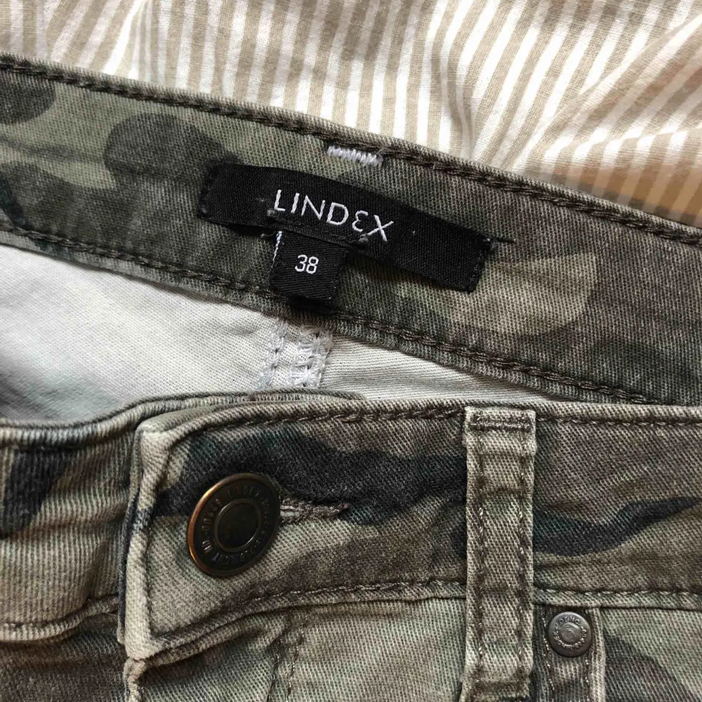 Mjuka camouflages jeans från Lindex Storlek 38 . Jeans & Byxor.