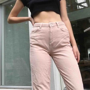  - Ljusrosa manchesterbyxor från Urban outfitters. W27L32 - men alldeles för korta på mig så skulle hellre säga L28-L30. Först till kvarn gäller. Möts i stockholm eller frakt på 65:-.