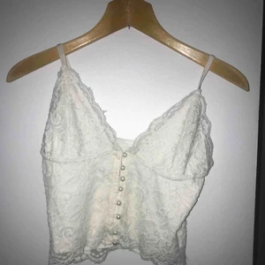  - Jättesöt crop-top från bikbok. Endast använd en gång, köparen betalar frakt 