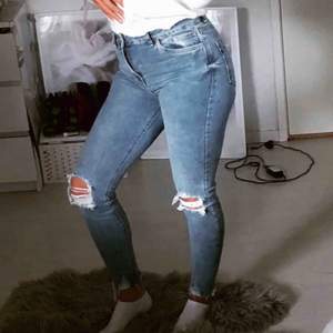 Snygga högmidjade jeans från New Look med modellen Jenna.  Slitningar i knäna samt längst ner vid jeansen, aldrig använda och endast testade, säljer pga de inte riktigt passar mig. Storlek: 38 men passar nog även 36