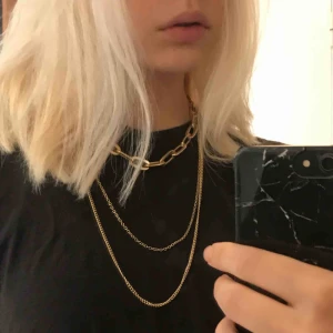  - Skitsnyggt halsband med 3 kedjor som sitter ihop.  (Inte äkta guld)