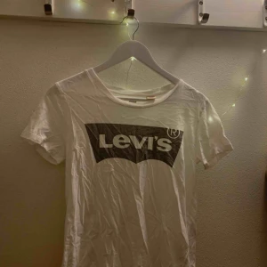  - Säljer denna snygga Levis tröja! Ordinarie 349kr! Frakt tillkommer!✨💕