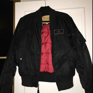  - Tjockare Alpha bomber jacka, kan användas på vinter. knappt använd. Ser ut som ny. Rött innertyg. Dock saknas ”röd flärp”. Funkar som M till kvinna och S till man