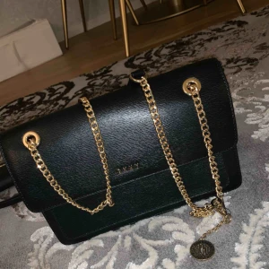  - Svart, äkta DKNY-väska med gulddetaljer till salu. Väskan är i väldigt bra skick. Ej prutbart pris. Möts upp i centrala Göteborg, annars får köparen stå för frakten (skickar spårbart).